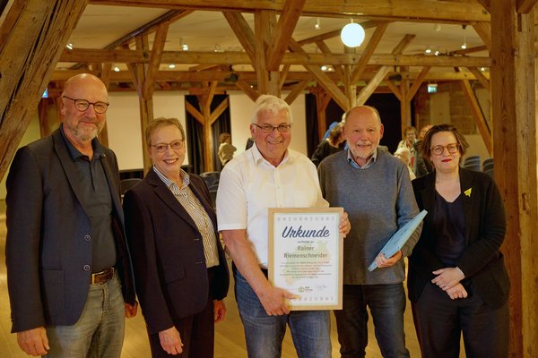 Von links nach rechts: Uwe Hempen-Hermeier (Vorstandsmitglied des Fördervereins der NRW-Stiftung), Marianne Thomann-Stahl (stellvertretende Vorsitzende des Fördervereins), der neue Regionalbotschafter Rainer Riemenschneider, der bisherige Regionalbotschafter Karl-Heinz Haseloh und Dr. Sylvia Necker (Leiterin des LWL-Preußenmuseums).