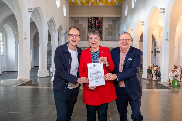 Auf dem Foto: Barbara Schock-Werner, die Vizepräsidentin der NRW-Stiftung, bei der Urkundenübergabe an Dr. Ralph Elster (rechts), Vorsitzender Theater der Keller e. V., und Michael Meichßner, Geschäftsführer und künstlerischer Leiter des Theaters der Keller.