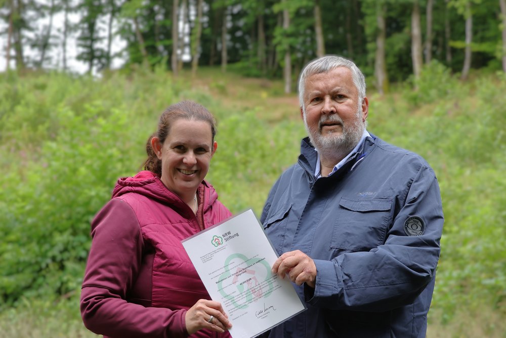 Auf dem Foto v.l.n.r.: Prof. Dr. Jasmin Mantilla Contreras (Leiterin der Biologischen Station Siegen-Wittgenstein) und Karl Peter Brendel (Vorstandsmitglied der NRW-Stiftung).