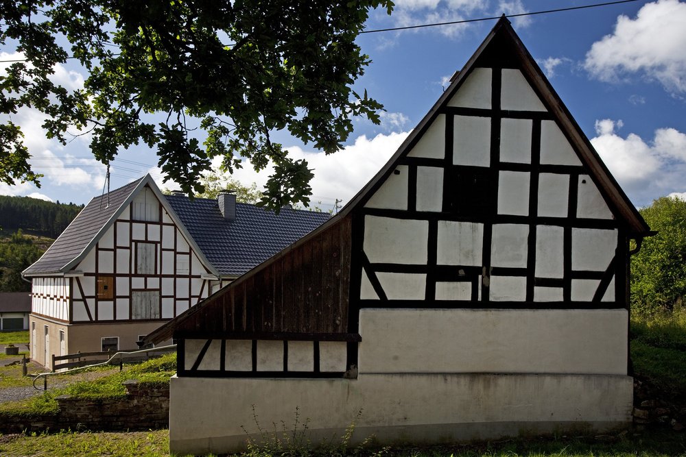 Im Vordergrund der Speicher/Backes, der künftig als ‚Museums-Freiland-Werkstatt‘ genutzt werden kann.