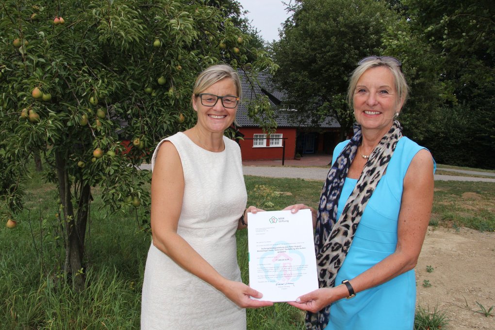 Dr. Ute Röder, Vorstandsmitglied der NRW-Stiftung, übergibt den Förderbescheid über 77.000 Euro an Beate Behlert (links), Geschäftsführerin der Böckstiegel-Stiftung.