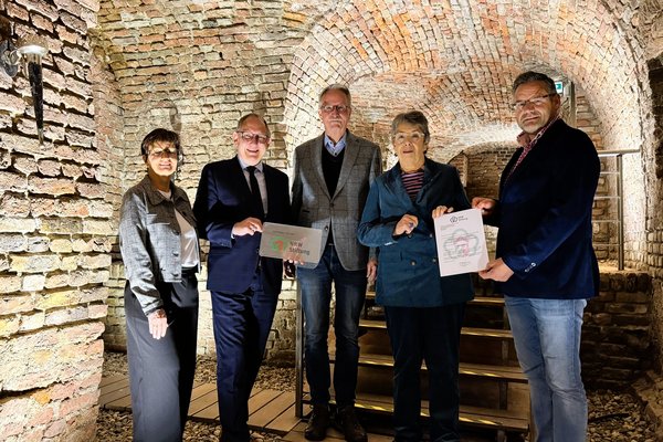 von links nach rechts: Angela Hommen (Kassenführerin VVV Rees), Sebastian Hense (Bürgermeister Stadt Rees), Dr. Veit Veltzke (Projektleiter Koenraad Bosman Museum), Prof. Dr. Barbara Schock-Werner (Vizepräsidentin der NRW-Stiftung) und Michael Arts-Meulenkamp (Vorsitzender VVV Rees).