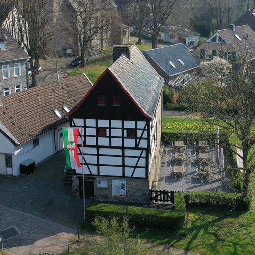 Mitten im historischen Dorf Gruiten gelegen, steht das älteste noch erhaltene Haus des Ortsteiles – das „Haus Am Quall“.