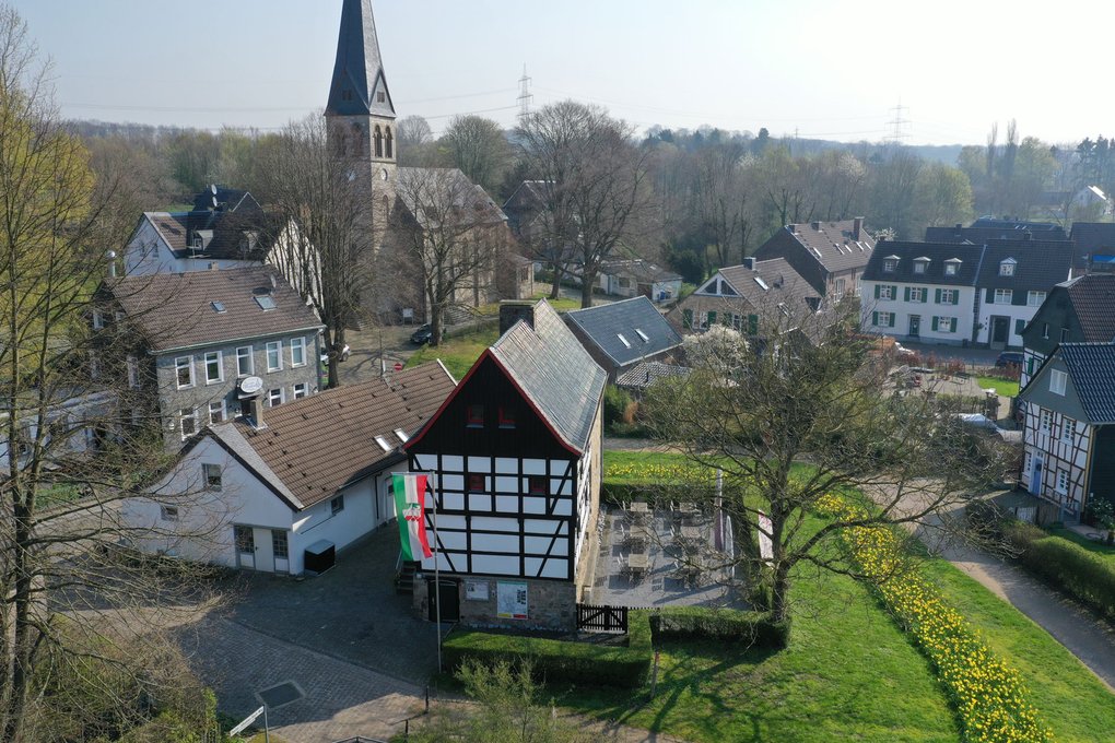 Mitten im historischen Dorf Gruiten gelegen, steht das älteste noch erhaltene Haus des Ortsteiles – das „Haus Am Quall“.