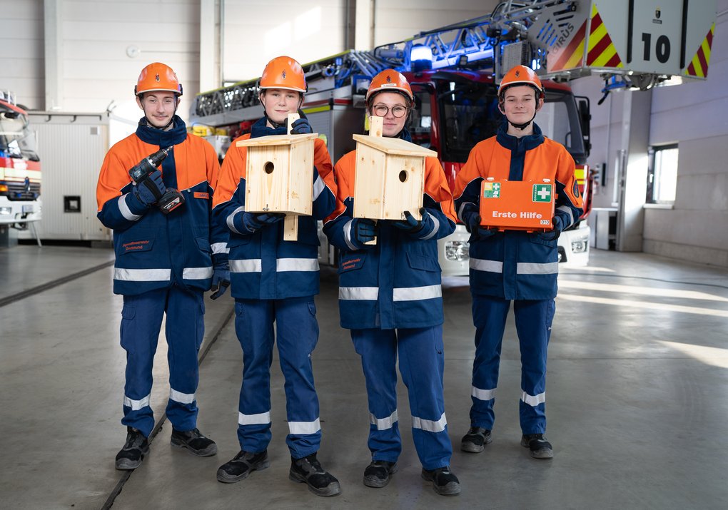 Mitglieder der Jugendfeuerwehr NRW mit Nistkästen