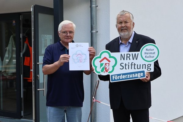 Klaus Hippenstiel (links, Geschäftsführer der Gewerkschaft Eisenzecher Zug gUG(h)) und rechts: Karl Peter Brendel (Vorstandsmitglied der NRW-Stiftung).
