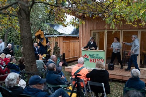 Zur Eröffnungsfeier im Herbst versammelten sich die NaturFreunde und Ehrengäste vor dem Gebäude.