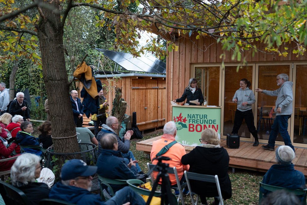 Zur Eröffnungsfeier im Herbst versammelten sich die NaturFreunde und Ehrengäste vor dem Gebäude.