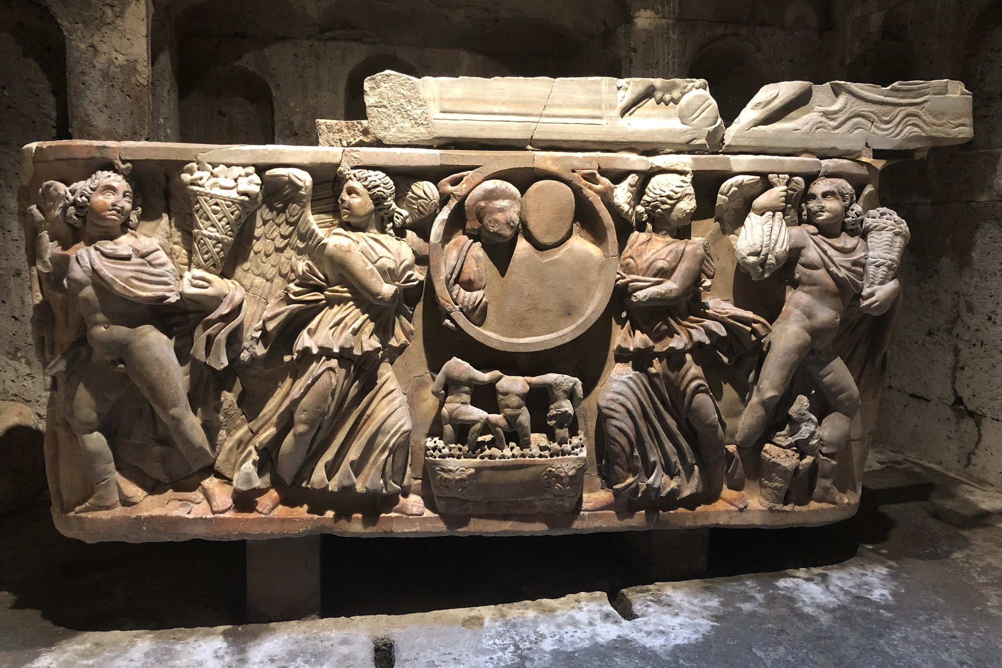 Ein reich verzierter Steinsarkophag steht im Zentrum der Grabkammer im Kölner Stadtteil Weiden. Er stammt vermutlich aus Rom.