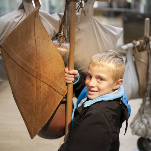 Junge mit Marschgepäck im LWL-Römermuseum Haltern am See