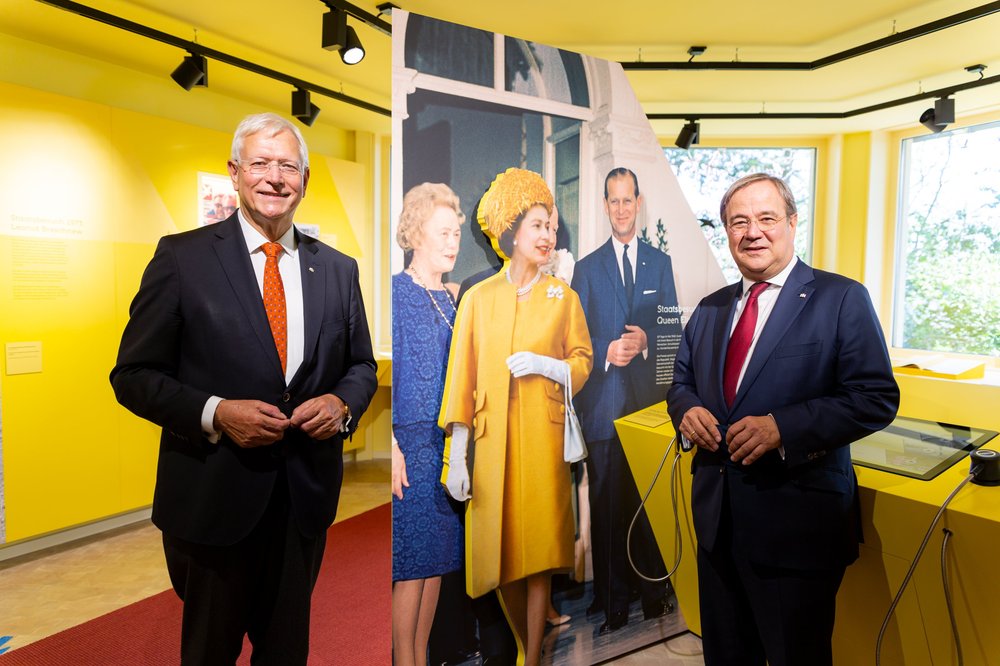 Eckhard Uhlenberg (l.), Präsident der NRW-Stiftung, und NRW-Ministerpräsident Armin Laschet im Schauplatz Petersberg.