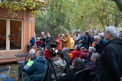 Zur Eröffnungsfeier im Herbst versammelten sich die NaturFreunde und Ehrengäste vor dem Gebäude.