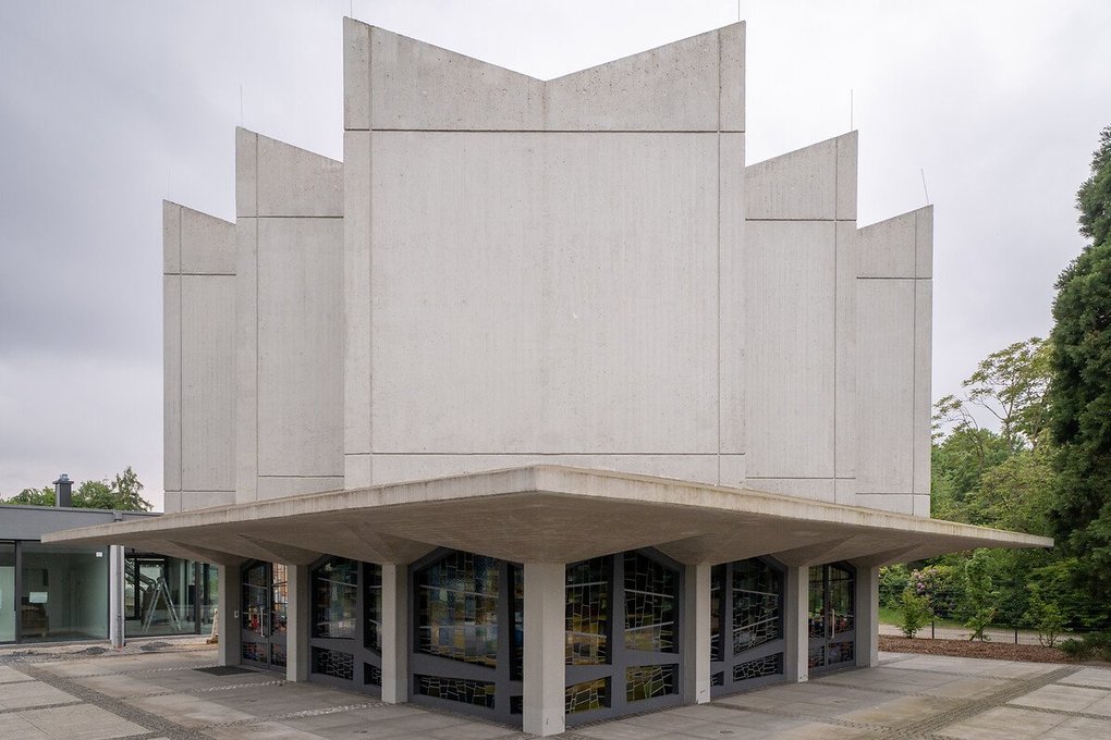 Die ehemalige Trauerhalle bot vor der Sanierung einen stark verschmutzten, getrübten Anblick. Nun kommt ihre - durch den verwendeten Weißzement sehr helle - Fassade wieder zur Wirkung.