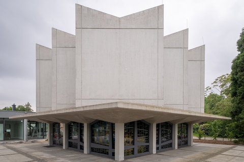 Die ehemalige Trauerhalle bot vor der Sanierung einen stark verschmutzten, getrübten Anblick. Nun kommt ihre - durch den verwendeten Weißzement sehr helle - Fassade wieder zur Wirkung.