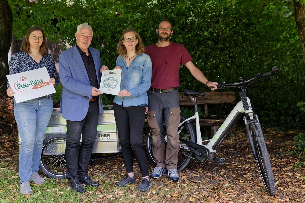 Auf dem Foto von links nach rechts: Janika Halber (NaturGut Ophoven, Projektmitarbeiterin), Prof. Dr. Karl-Heinz Erdmann (Vorstand NRW-Stiftung), Dr. Sandra Klintwort (kommissarische Leiterin NaturGut Ophoven), Matthias Rawohl (NaturGut Ophoven, Projektleiter).