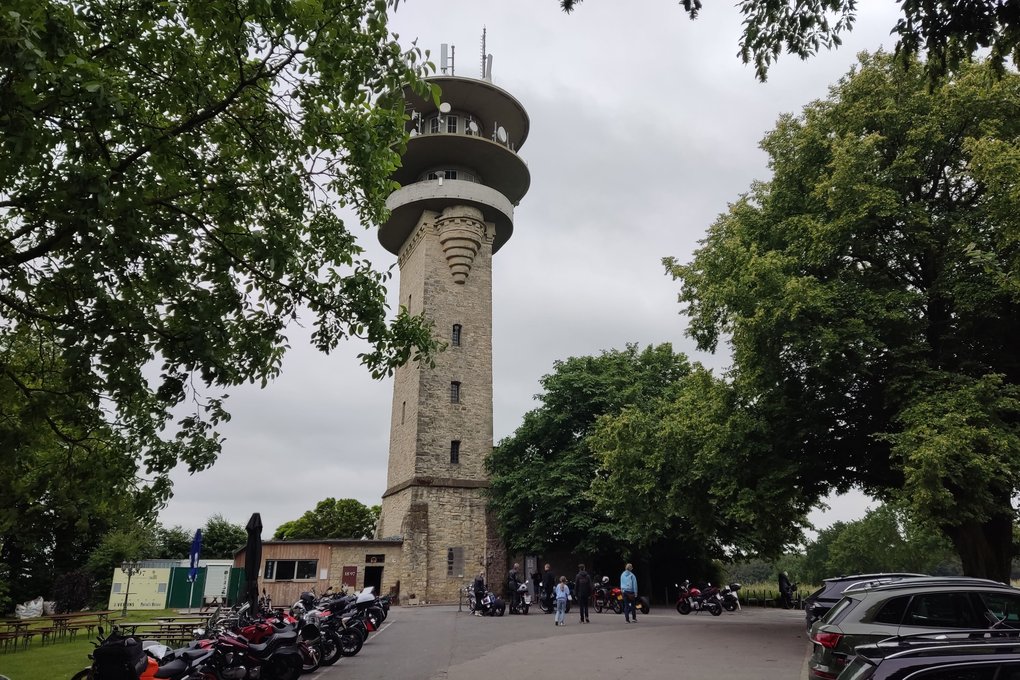 Longinusturm in Nottuln mit Parkplatz von Norden