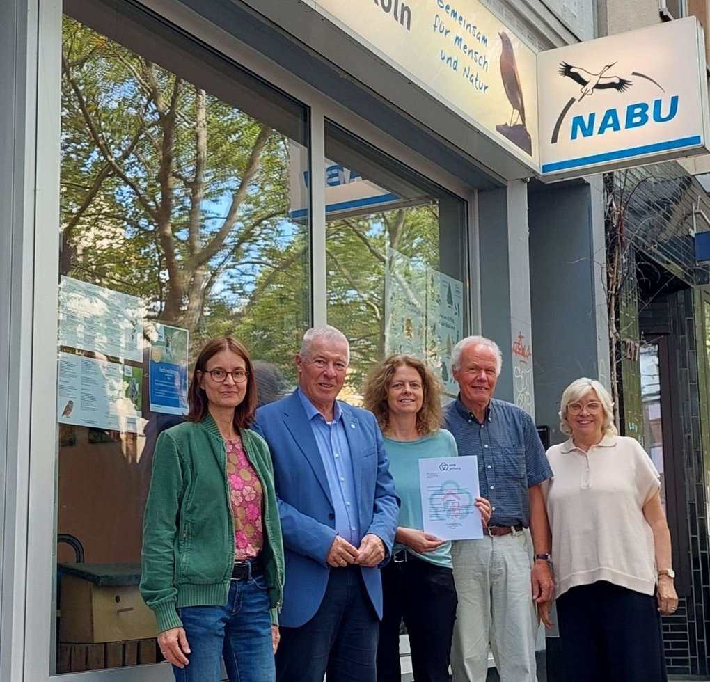 (von links nach rechts): Claudia Trunk (stellv. Vorsitzende NABU Stadtverband Köln), Prof. Dr. Karl-Heinz Erdmann (Vorstandsmitglied NRW-Stiftung), Birgit Röttering (Projektleiterin, NABU Stadtverband Köln), Dr. Horst Bertram (1. Vorsitzender NABU Stadtverband Köln), Bettina Spillmann (stellv. Bezirksbürgermeisterin Stadtbezirk Lindenthal, Köln).
