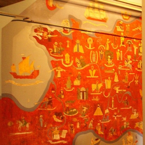 Ostwand der Kapelle: Eine Frankreichkarte ohne Grenzen mit Darstellungen der Heiligen Frankreichs.