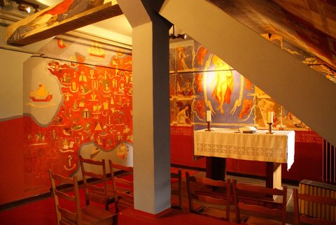 Ostwand der Kapelle: Eine Frankreichkarte ohne Grenzen mit Darstellungen der Heiligen Frankreichs.