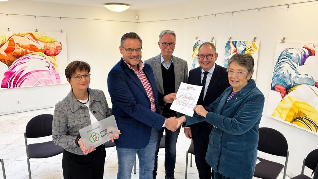 von links nach rechts: Angela Hommen (Kassenführerin VVV Rees), Michael Arts-Meulenkamp (Vorsitzender VVV Rees), Dr. Veit Veltzke (Projektleiter Koenraad Bosman Museum), Sebastian Hense (Bürgermeister Stadt Rees) und Prof. Dr. Barbara Schock-Werner (Vizepräsidentin der NRW-Stiftung).