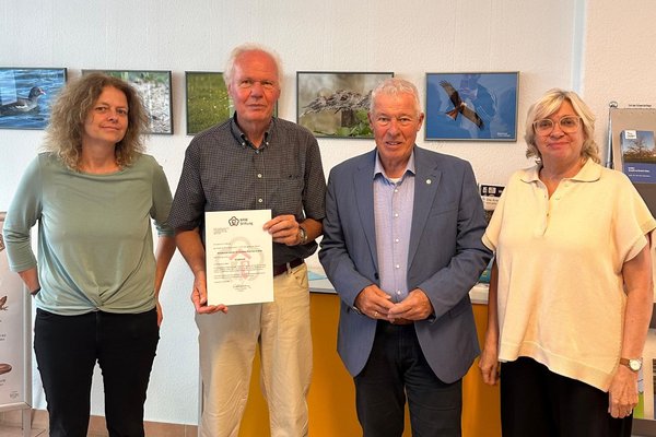 Auf dem Foto von links nach rechts: Birgit Röttering (Projektleiterin, NABU Stadtverband Köln), Dr. Horst Bertram (1. Vorsitzender NABU Stadtverband Köln), Prof. Dr. Karl-Heinz Erdmann (Vorstandmitglied NRW-Stiftung), Bettina Spillmann (stellv. Bezirksbürgermeisterin Stadtbezirk Lindenthal, Köln).