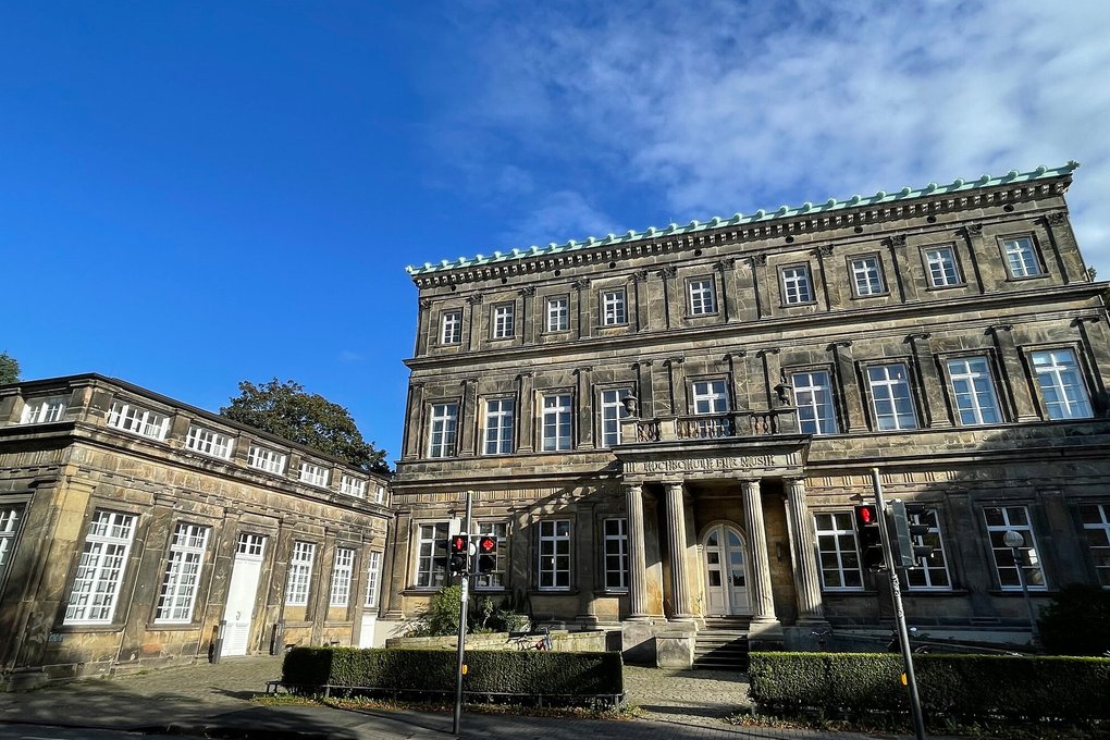1845-54 baute Brune ein älteres Gebäude in Detmold zum Neuen Palais, heute Musikschule, um.