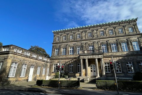 1845-54 baute Brune ein älteres Gebäude in Detmold zum Neuen Palais, heute Musikschule, um.