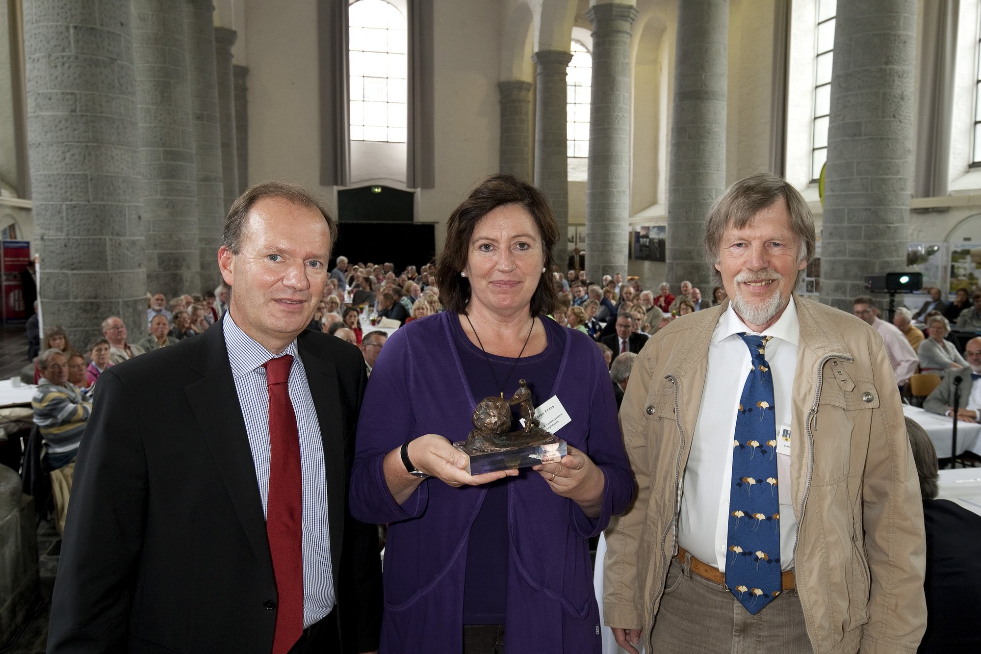 Im Jahr 2014 überreichte Michael Breuer vom Förderverein der NRW-Stiftung den WegWeiser-Preis an an Karen und Horst Frese vom Heimat- und Verkehrsverein Düdinghausen.