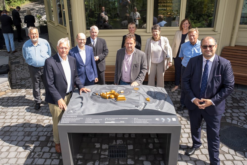 (v.l.n.r.): Karl Peter Brendel (Vorstand NRW-Stiftung), Eckhard Uhlenberg (Präsident NRW-Stiftung), Franz-Josef Lersch-Mense (Vorstand NRW-Stiftung), Prof. Dr. Karl-Heinz Erdmann (Vorstand NRW-Stiftung), Bürgermeister Lutz Wagner, Dr. Ute Röder (Vorstand NRW-Stiftung), Prof. Dr. Barbara Schock-Werner (Vizepräsidentin NRW-Stiftung), Martina Grote (Geschäftsführerin NRW-Stiftung), Harry Kurt Voigtsberger (Ehrenpräsident NRW-Stiftung), Vladimir Saal (Geschäftsführer Gästehaus Petersberg GmbH)