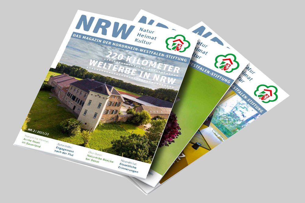 Stapel mit Magazinen der NRW-Stiftung