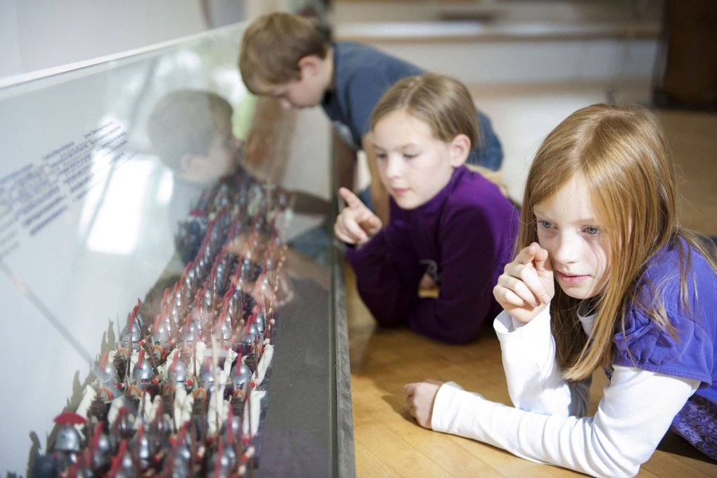 Kinder betrachten Playmobil-Legionäre im LWL-Römermuseum Haltern am See