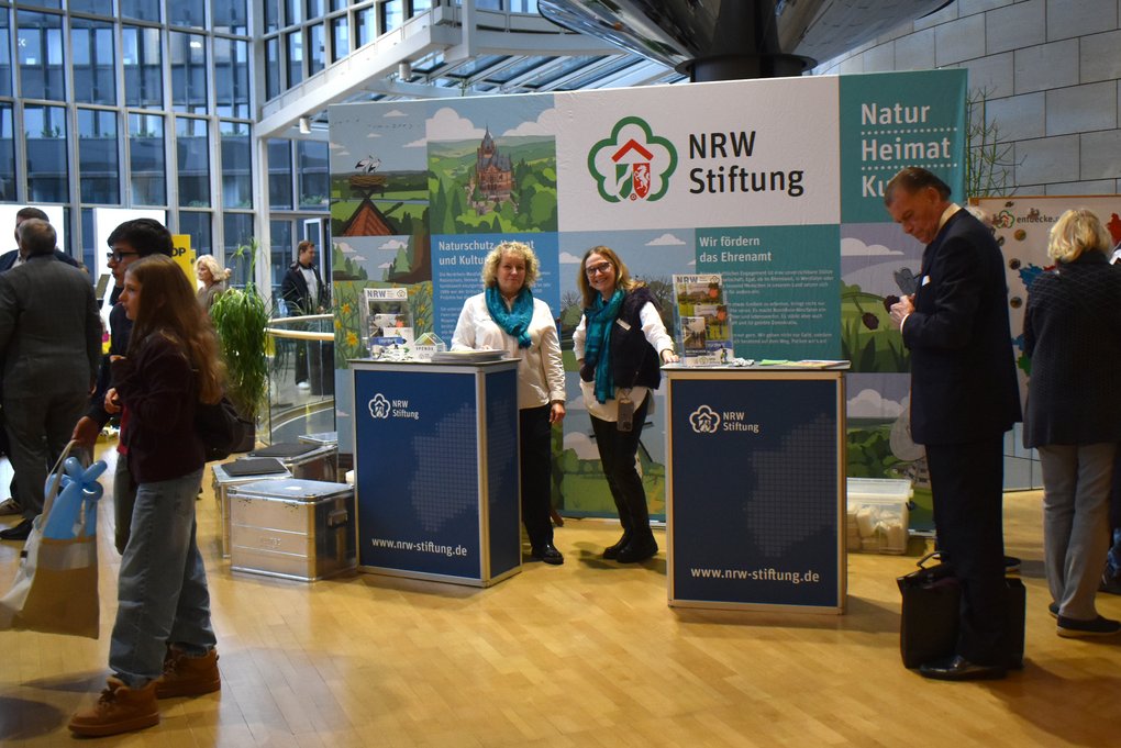 Infostand der NRW-Stiftung bei der Parlamentsnacht im Landtag NRW 2026