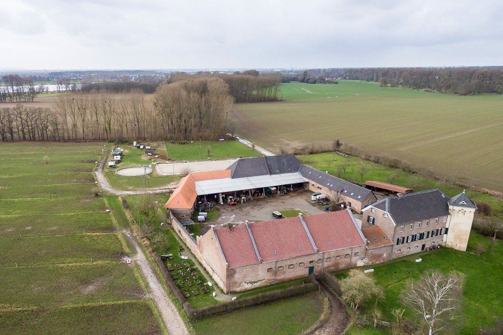 Haus Bürgel liegt in der Urdenbacher Kämpe nördlich in Monheim am Rhein an der Grenze zu Düsseldorf. Im Hintergrund ist der Rhein zu sehen.