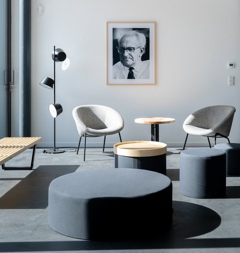 Das fotografische Porträt des Juristen Fritz Bauer (1903–1968) in den Räumen der Buxus Stiftung. Bauer gehörte zu den herausragenden Juristen der Bundesrepublik.