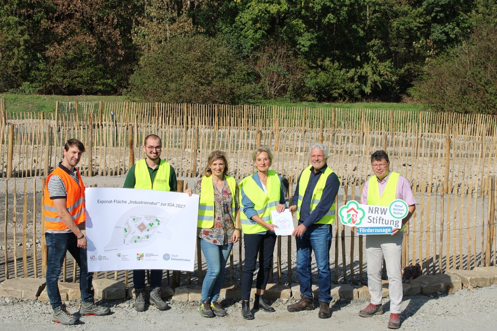 Von links nach rechts: Sebastian Convent (Leiter Untere Naturschutzbehörde, Stadt Gelsenkirchen), Jannik Böhnisch (wissenschaftlicher Mitarbeiter, BSWR), Verena Niehuis (stellvertretende Geschäftsführerin, BSWR), Dr. Ute Röder (Vorstandsmitglied, NRW-Stiftung), Dr. Peter Keil (Geschäftsführer, BSWR) und Horst Fischer (Geschäftsführer, IGA 2027 Ruhrgebiet gGmbH).