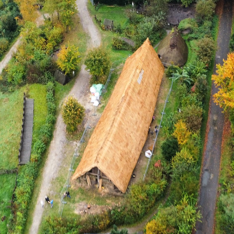 Das Haus in seiner beeindruckenden Ausdehnung von 33 Metern aus der Vogelschau. Sogenannte Langhäuser wurden jahrtausendelang von unterschiedlichen Kulturen gebaut.