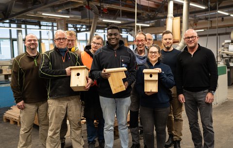 Mitarbeitende von Haus Hall in Gescher mit Nistkästen