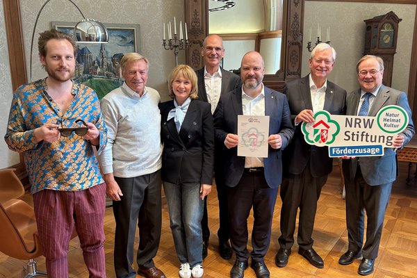 Auf dem Bild sind von links nach rechts: Stefan Marx (ZAUBAR: AR- und KI-Technologieanbieter), Harry Kurt Voigtsberger (Ehrenpräsident, NRW-Stiftung) Mona Wehling (Abteilungsleiterin Heimat- und Kulturpflege, NRW-Stiftung), Ralf Wagemann (Rathausverein Aachen e. V.), Dr. Michael Ziemons (Oberbürgermeister Aachen), Eckhard Uhlenberg (Präsident, NRW-Stiftung) und Armin Laschet (MdB).