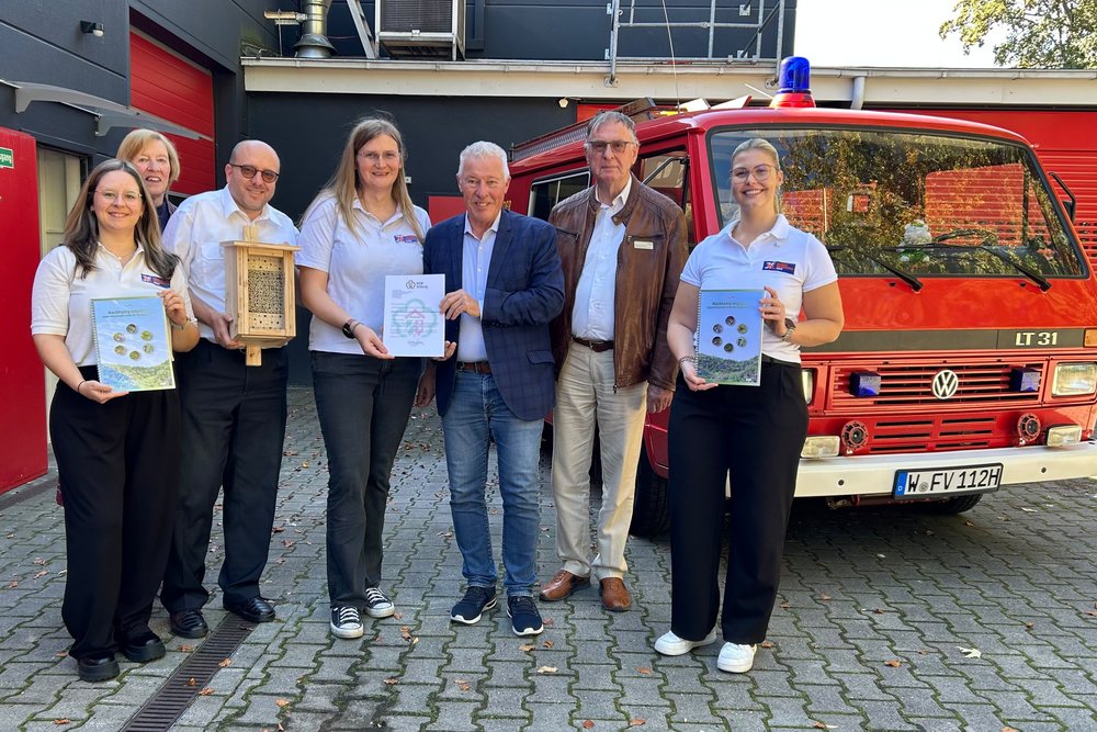 Von links nach rechts: Madeline Bracki-Smialkowski (Bildungsreferentin Kinder- und Jugendfeuerwehr NRW), Ulrike Tscharntke (Regionalbotschafterin NRW-Stiftung), Christoph Schöneborn (Vorsitzender des Verbandes der Feuerwehren in NRW e. V.), Ronja Jakobi (Landesjugendwartin der Jugendfeuerwehr NRW), Prof. Dr. Karl-Heinz Erdmann (Vorstandsmitglied NRW-Stiftung), Peter Tscharntke (Regionalbotschafter NRW-Stiftung) und Jessica Zensen (Bildungsreferentin Kinder- und Jugendfeuerwehr NRW).