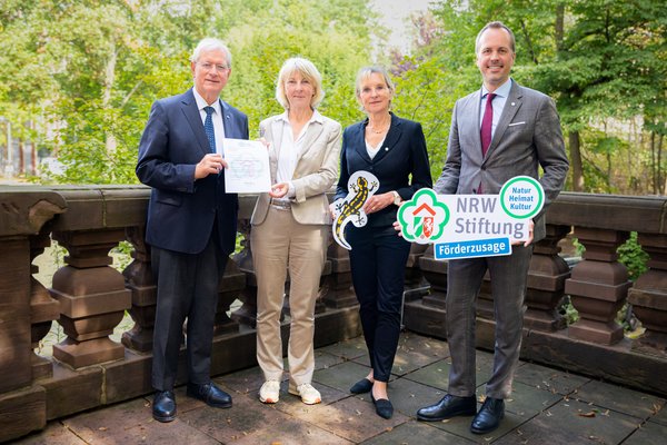 Auf dem Foto von links nach rechts Stiftungspräsident Eckhard Uhlenberg, die Landesvorsitzende des NABU NRW, Dr. Heide Naderer, Dr. Ute Röder, Vorstandsmitglied der NRW-Stiftung und Stefan Ast, Geschäftsführer der NRW-Stiftung.