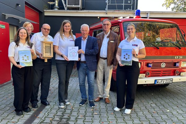Von links nach rechts: Madeline Bracki-Smialkowski (Bildungsreferentin Kinder- und Jugendfeuerwehr NRW), Ulrike Tscharntke (Regionalbotschafterin NRW-Stiftung), Christoph Schöneborn (Vorsitzender des Verbandes der Feuerwehren in NRW e. V.), Ronja Jakobi (Landesjugendwartin der Jugendfeuerwehr NRW), Prof. Dr. Karl-Heinz Erdmann (Vorstandsmitglied NRW-Stiftung), Peter Tscharntke (Regionalbotschafter NRW-Stiftung) und Jessica Zensen (Bildungsreferentin Kinder- und Jugendfeuerwehr NRW).