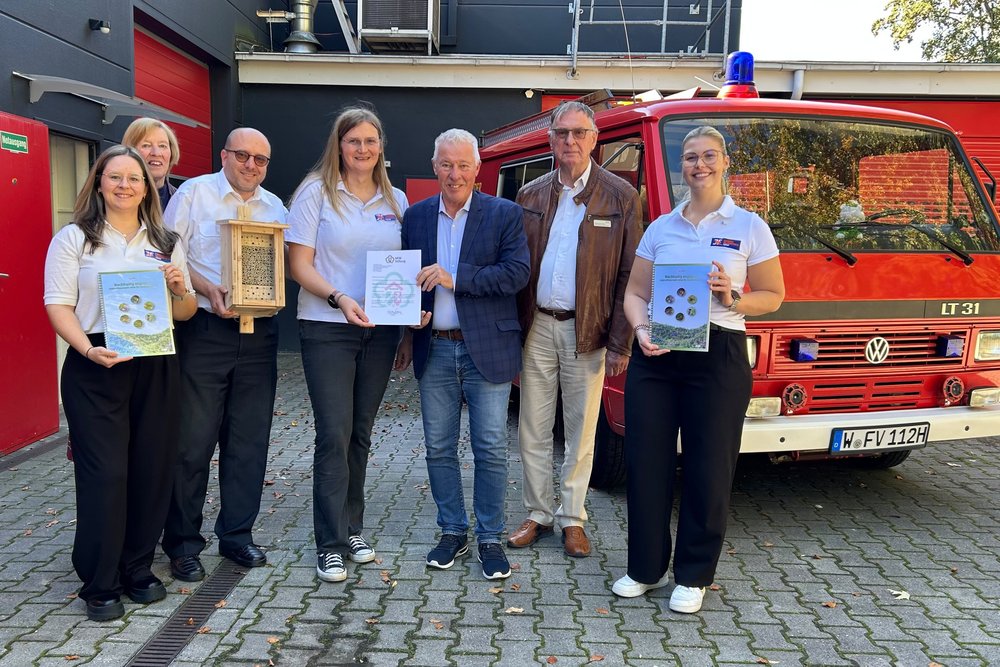 Von links nach rechts: Madeline Bracki-Smialkowski (Bildungsreferentin Kinder- und Jugendfeuerwehr NRW), Ulrike Tscharntke (Regionalbotschafterin NRW-Stiftung), Christoph Schöneborn (Vorsitzender des Verbandes der Feuerwehren in NRW e. V.), Ronja Jakobi (Landesjugendwartin der Jugendfeuerwehr NRW), Prof. Dr. Karl-Heinz Erdmann (Vorstandsmitglied NRW-Stiftung), Peter Tscharntke (Regionalbotschafter NRW-Stiftung) und Jessica Zensen (Bildungsreferentin Kinder- und Jugendfeuerwehr NRW).