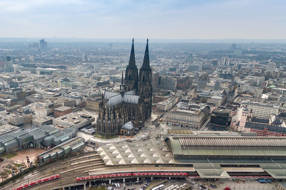 Kölner Dom aus der Luft gesehen