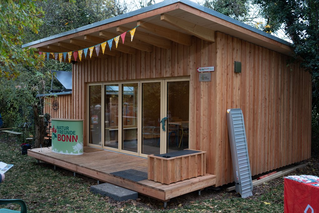 Das neue Haus wurde fast ganz aus regionalem Holz erbaut – mit großer aufschiebbarer Glasfront.