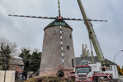 Flügel der Schriefersmühle in Mönchengladbach werden befestigt