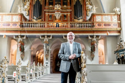 Hermann Doninger in der ehemaligen Klosterkirche Corvey vor der Orgelbühne.