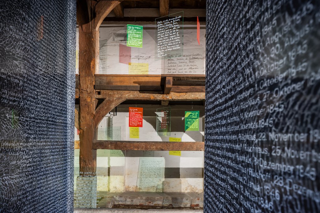 Installation der Künstlerin Philine Rinnert "zum Thema Freundschaften in Briefen" in der Tenne des  Rüschhauses.