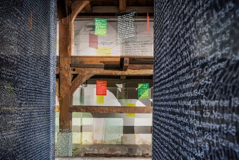 Installation der Künstlerin Philine Rinnert "zum Thema Freundschaften in Briefen" in der Tenne des  Rüschhauses.