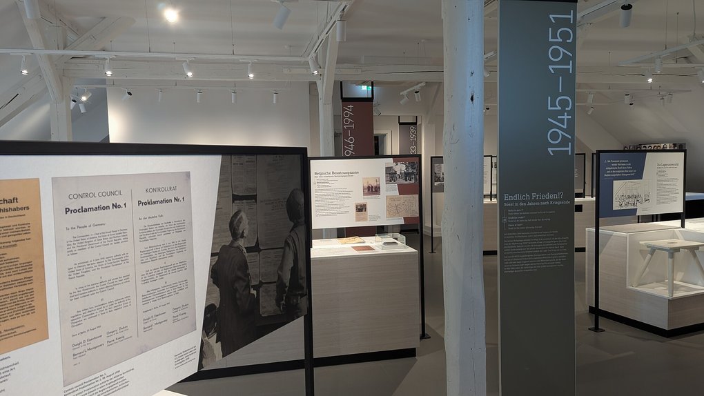Die Ausstellung informiert über die Geschächte des Gebäudes, das nach dem Krieg als Unterkunft für Vertriebene genutzt wurde und später Teil einer belgischen Kaserne wurde.