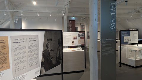Die Ausstellung informiert über die Geschächte des Gebäudes, das nach dem Krieg als Unterkunft für Vertriebene genutzt wurde und später Teil einer belgischen Kaserne wurde.
